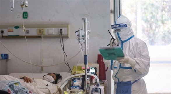 مصابة بكورونا في وحدة إنعاش إلى جانب عاملة صحية (د ب أ)