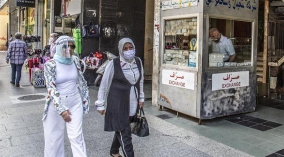 لبنانيتان تسيران في شارع ببيروت (أرشيف)