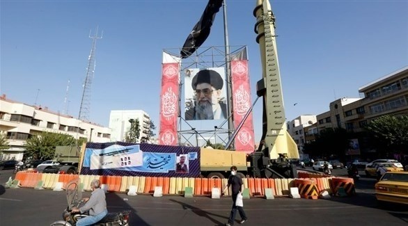 مجسم لصاروخ وصورة المرشد الأعلى للجمهورية الإسلامية آية الله علي خامنئي في طهران.(أرشيف)
