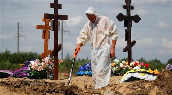 عامل في مقبرة روسية يجهز قبراً لدفن أحد ضحايا كورونا (أرشيف)
