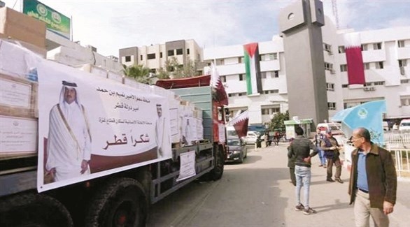 فلسطينيون أمام شاحنة مساعدات إنسانية قطرية في غزة (أرشيف)