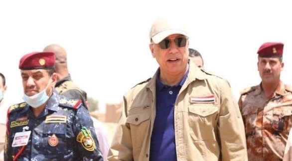 رئيس الوزراء العراقي مصطفى الكاظمي وسط ضباط من الجيش (أرشيف)