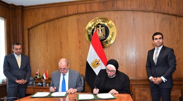 وزيرا التجارة والصناعة المصرية نيفين جامع والأردني يوسف الشمالي يوقعان الاتفاقية (تويتر)