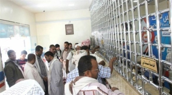 يمنيون في محل صرافة بالعاصمة المؤقتة عدن (أرشيف)