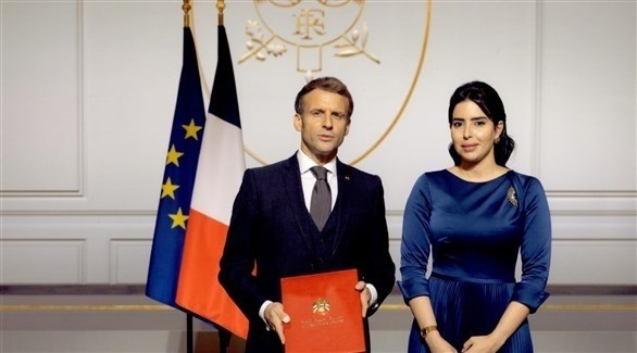 سفيرة الإمارات لدى فرنسا هند مانع العتيبة والرئيس الفرنسي إيمانويل ماكرون (وام)