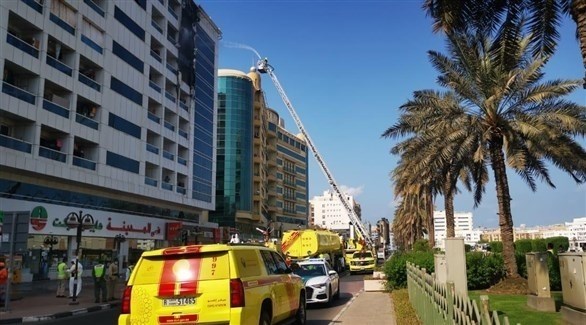 فرق  الدفاع المدني في دبي أثناء السيطرة على حريق شارع المرقبات (من المصدر)
