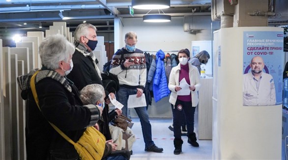 روس ينتظرون تطعيمهم ضد كورونا في مركز صحي بموسكو (أرشيف)