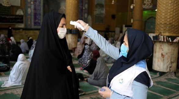 ممرضة تفحص سيدة في إيران (أرشيف)