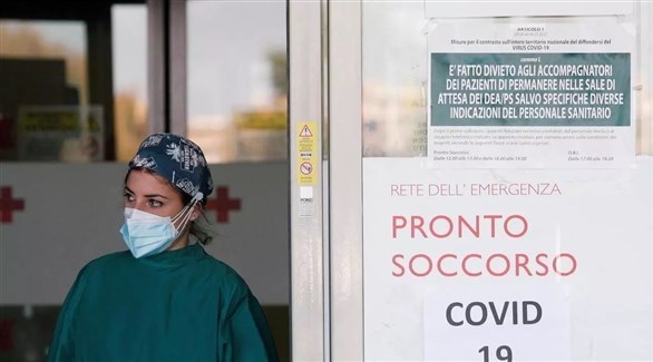 عاملة في القطاع الصحي الإيطالي أمام قسم طوارئ للمصابين بكورونا (أرشيف)