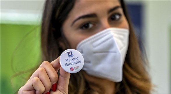 إيطالية ترفع شعار حملة التطعيم ضد كورونا "أنا حصلت على اللقاح" (أرشيف)