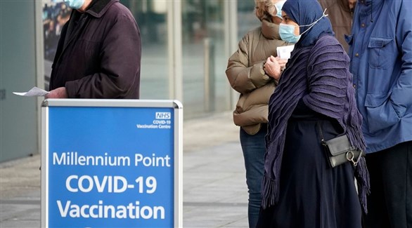 بريطانيون أمام مركز تطعيم ضد كورونا في بيرمنغهام (أرشيف)