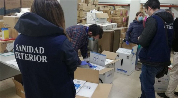 عاملون في القطاع الصحي في مايوركا بإسبانيا في مركز توزيع اللقاحات ضد كورونا (أرشيف)