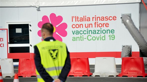 حارس أمام مركز تطعيم ضد كورونا في إيطاليا (أرشيف)