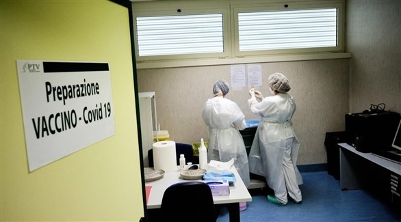 ممرضتان إيطاليتان في قاعة تجهيز اللقاحات ضد كورونا (أرشيف)