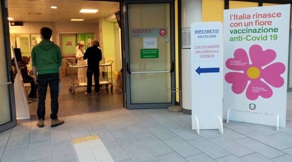إيطاليون أمام مركز للتطعيم ضد كورونا في بيرغامو (أرشيف) 
