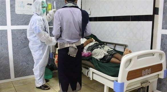 طبيب يتعامل مع مصاب بكورونا في أحد مشافي عدن (أرشيف)