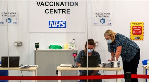 ممرضتان بريطانيتان في مركز تطعيم ضد كورونا (أرشيف)