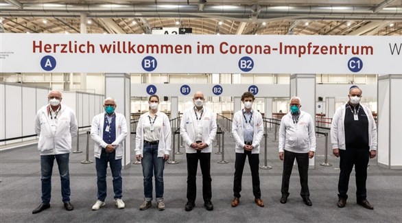 أطباء ألمان في مركز للتطعيم ضد كورونا (أرشيف)