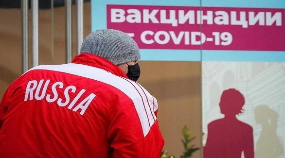 روسي أمام مركز تطعيم ضد كورونا في موسكو (أرشيف)