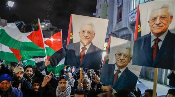 فلسطينيون يرفعون صوراً للرئيس محمود عباس (أرشيف)