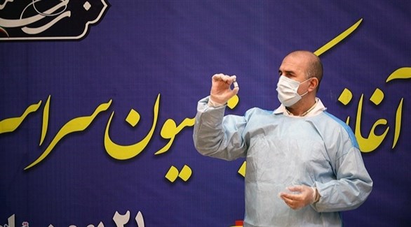 عامل في القطاع الصحي الإيراني في مركز تطعيم ضد كورونا (أرشيف)