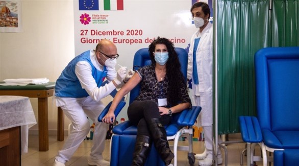 ممرض إيطالي يُطعم سيدة باللقاح ضد كورونا (أرشيف)