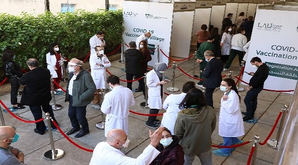 لبنانيون في مركز للتطعيم ضد كورونا بمستشفى الجامعة الأمريكية في بيروت (أرشيف)