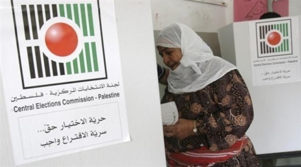 فلسطينية تدلي بصوتها في انتخابات سابقة (أرشيف)