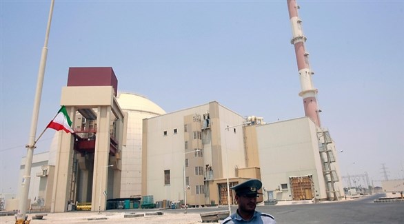 عنصر أمن إيراني أمام مفاعل بوشهر النووي (أرشيف)