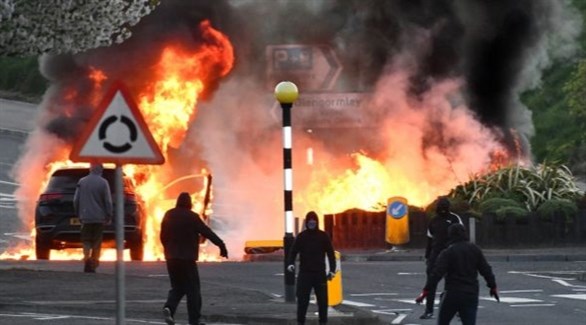 متظاهرون يضرمون النيران في بلفاست الإيرلندية (أرشيف)