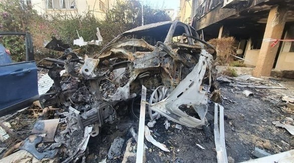 سيارة مدمرة جراء سقوط صاروخ في بيتح تكفا في تل أبيب (تويتر)