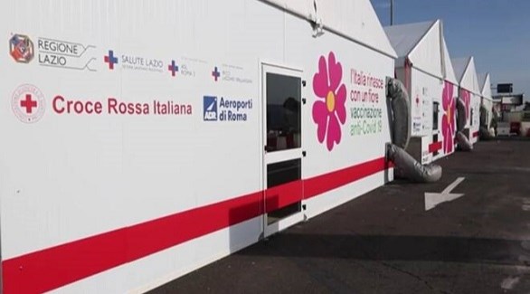 مركز للصليب الأحمر الإيطالي للتطعيم ضد كورونا في مطار روما (أرشيف)