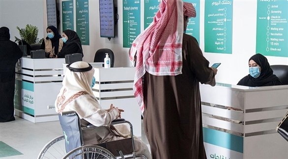 سعوديان في مركز للتطعيم ضد كورونا (أرشيف)