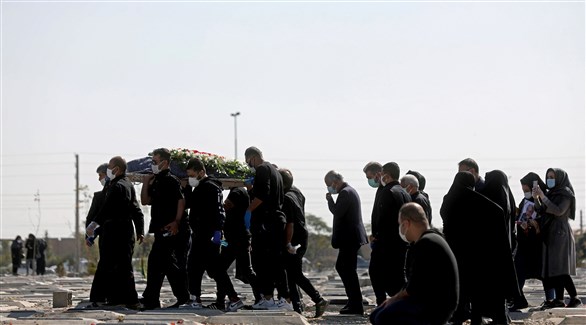 إيرانيون أثناء تشييع أحد ضحايا كورونا (أرشيف)