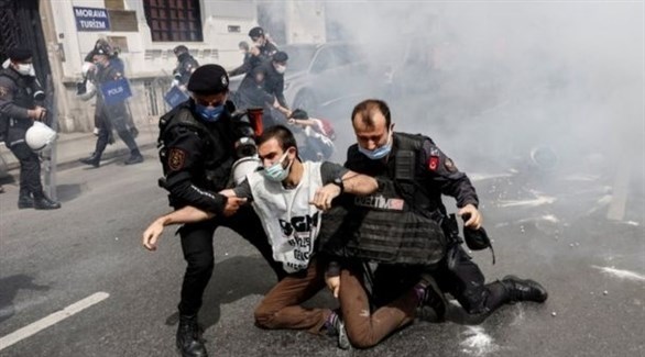 عناصر من الأمن التركي خلال اعتقال متظاهر في إسطنبول (أرشيف)