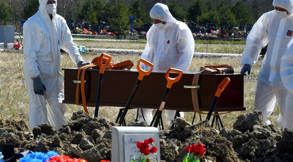 عمال في مقبرة روسية يستعدون لدفن أحد ضحايا كورونا (أرشيف)