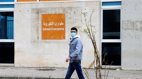 لبناني أمام قسم كورونا بمستشفى رفيق الحريري في بيروت (أرشيف)