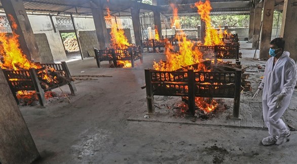 هندي في محرقة جُثث بعض ضحايا كورونا (أرشيف)