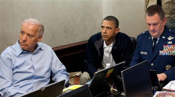 الرئيس الأمريكي جو بايدن إلى جانب الرئيس الأسبق باراك أوباما يتابعان تصفية بن لادن (أرشيف)