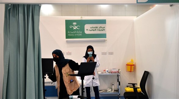 متطوعتان في مركز للتلقيح ضد كورونا بالسعودية (أرشيف)