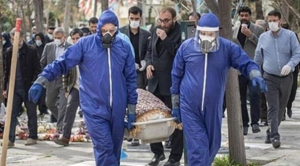 إيرانيون في جنازة أحد ضحايا كورونا في طهران (أرشيف)