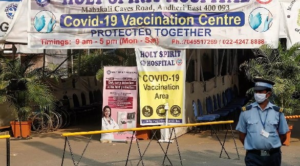 شرطي هندي أمام مركز للتطعيم ضد كورونا (أرشيف)