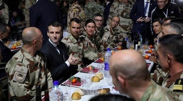 الرئيس الفرنسي إيمانويل ماكرون وسط جنوده المشاركين في "بارخان" (أرشيف)