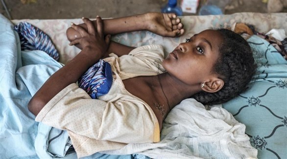 طفلة إثيوبية مستلقية على فراش بسيط بسبب الوهن الناجم عن المجاعة (أرشيف)