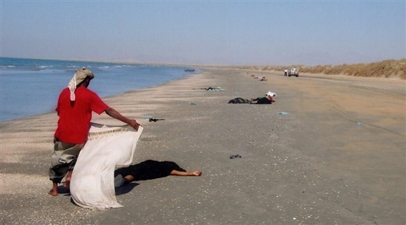 يمني يغطي جثث مهاجرين لفظها البحر (أرشيف)