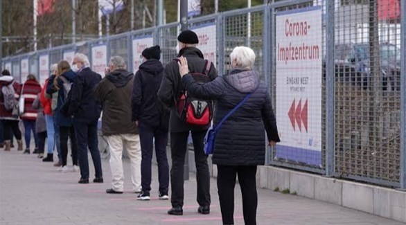 مواطنون ألمان ينتظرون تلقي اللقاح ضد كورونا في أحد مراكز التطعيم (أرشيف)