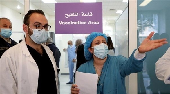 أشخاص ينتظرون أمام قاعة للحصول على التطعيم في لبنان (أرشيف)
