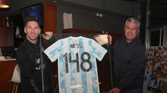 رئيس الاتحاد الأرجنتيني وميسي يحملان الهدية (تويتر)