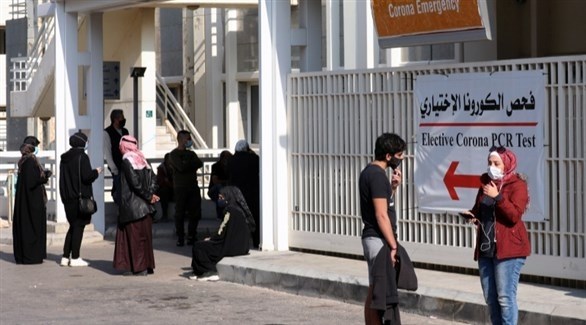 أشخاص ينتظرون أمام أحد المراكز المتخصصة بفحص كورونا في بيروت (أرشيف)