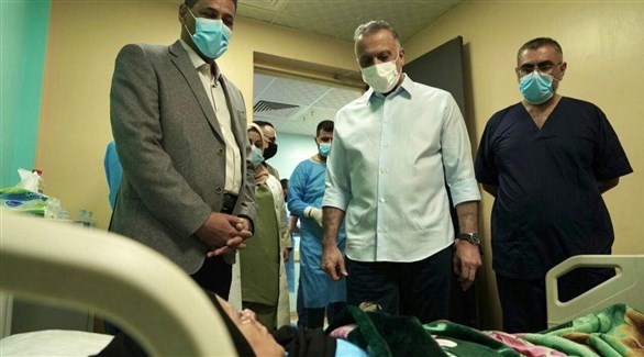 الكاظمي خلال زيارته لمصابة بتفجير حي الصدر (فيسبوك)